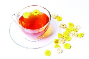 杯子里的红色茶和散落在杯子边的菊花